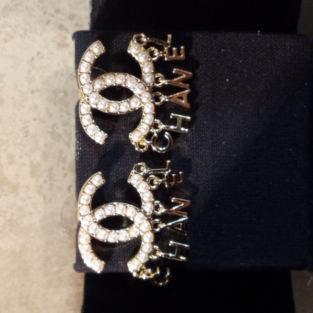 WOMEN'S CHANEL GOLD FAUX PEARL DOUBLE CC DANGLING EARRINGS